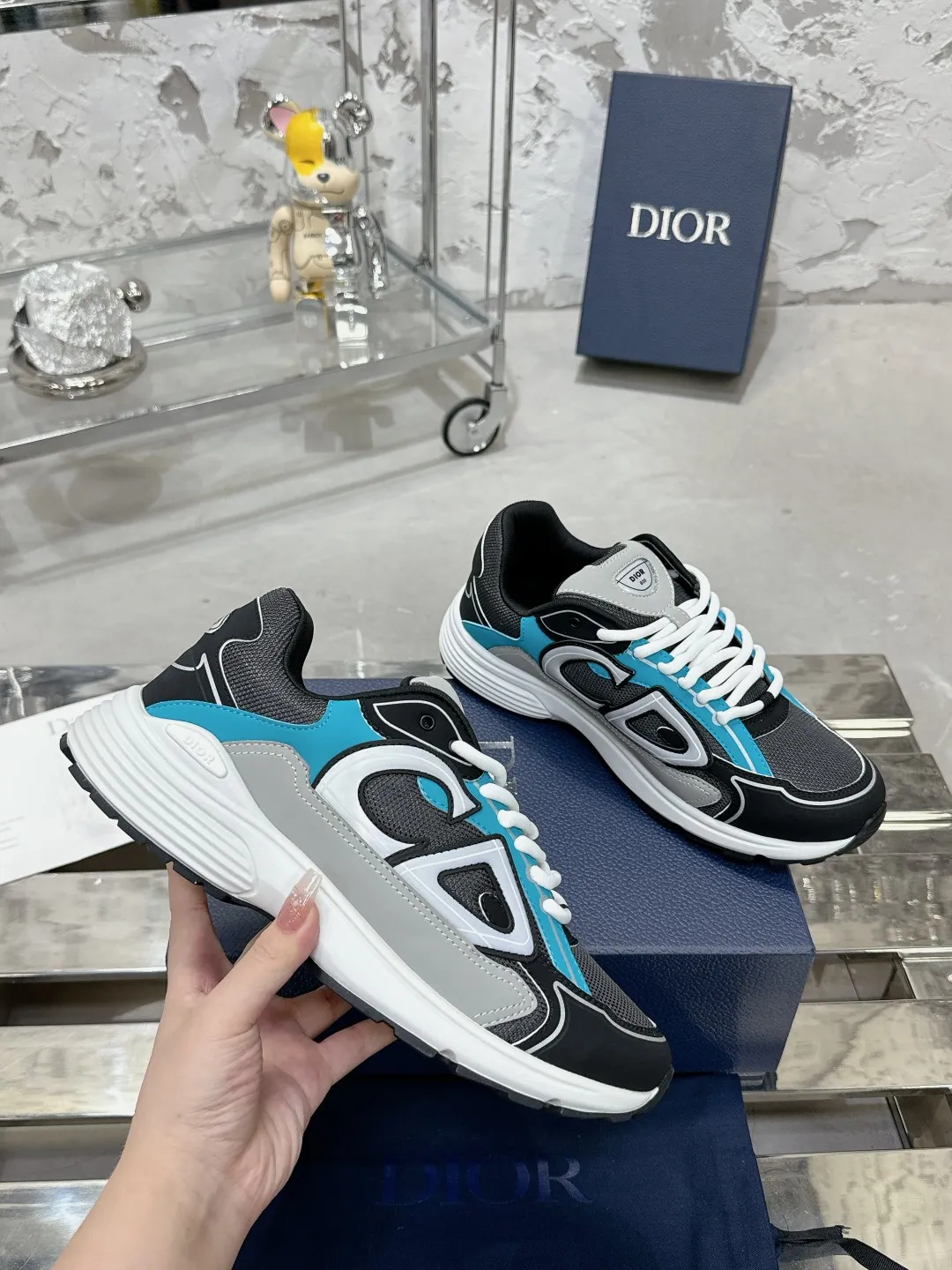 Men's men's shoes 💰600❤️❤️❤️High version Dior Dior's latest color matching B30 series reflective dad sneakers original 17380💰 purchased for development and production Brand new B30 sneakers Dad Shoes style shoes that follow the trend of the retro market The Dior logo on the tongue also indicates that this pair of shoes is the B30 model! B30 uses fine-textured leather and mesh cloth materials to form a shoe body. There are conspicuous letters CD on both sides of the shoe body to indicate identity. Many lines on the shoe body outline details to make the shoes look less monotonous and full of retro flavor. The delivery counter is exquisitely packaged🛍📦 ▪️Fabric: Original customized technical fabric + mesh ▪️Inner lining: Customized breathable lining ▪️Outsole: Original molded IP foam + TPU outsole ▪️Sole thickness: 3.5CM ▪️Size: Women’s size 35-40 / Men’s size 39-46